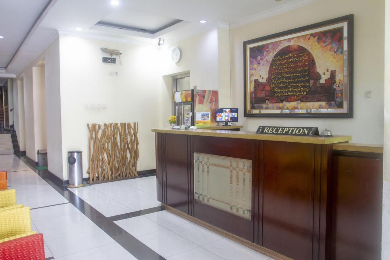 Hotel Oyo 3894 Karunia Muslim Syariah Jakarta Exterior foto