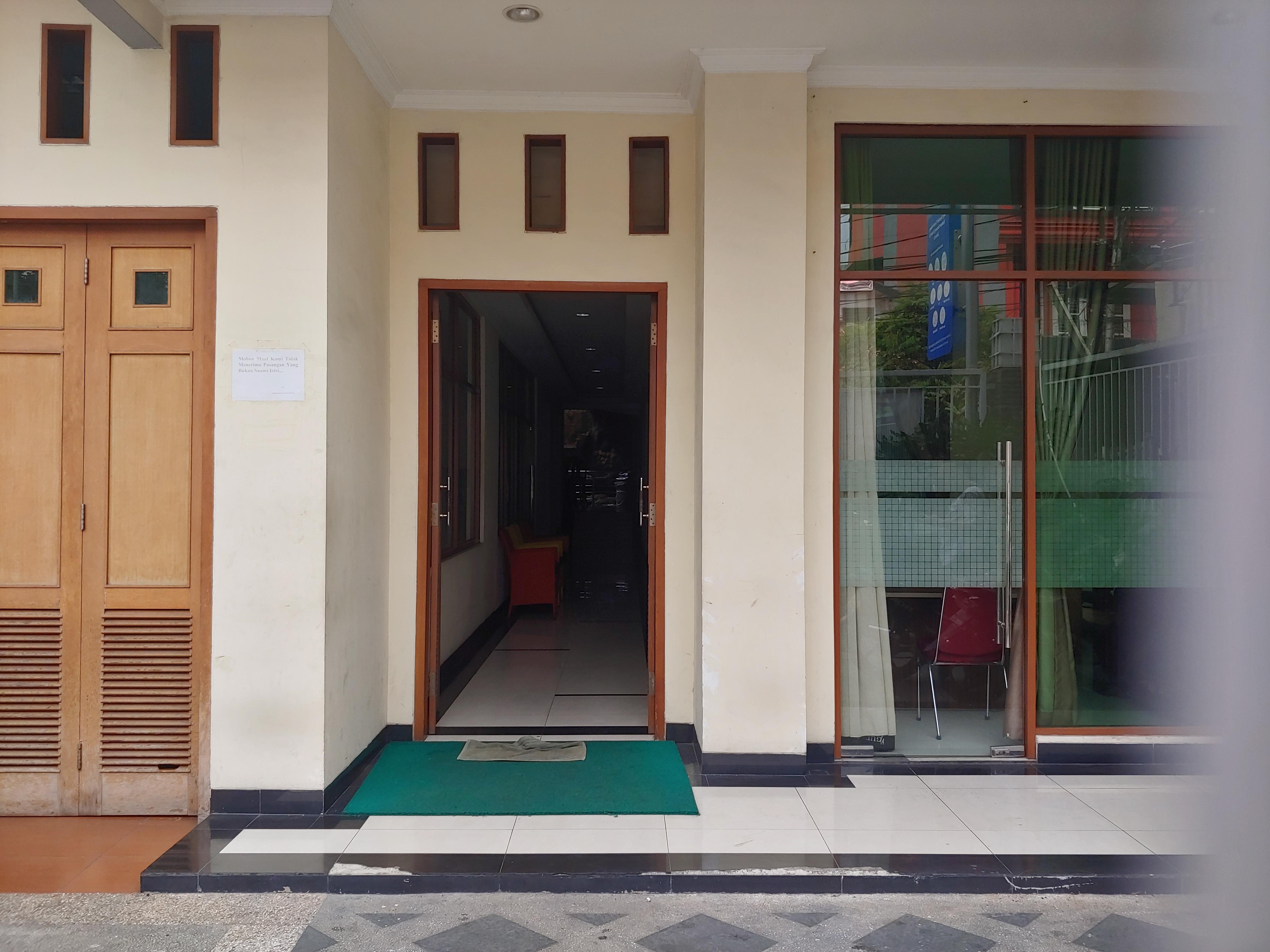 Hotel Oyo 3894 Karunia Muslim Syariah Jakarta Exterior foto